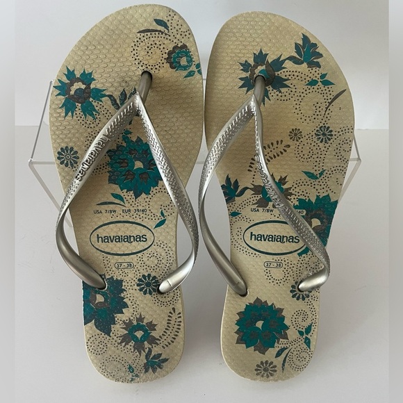 HAVAIANAS SLIM FLIP FLOPS
Good Pre-owned Condition 
GREEN FLORAL PRINT - Picture 2 of 5